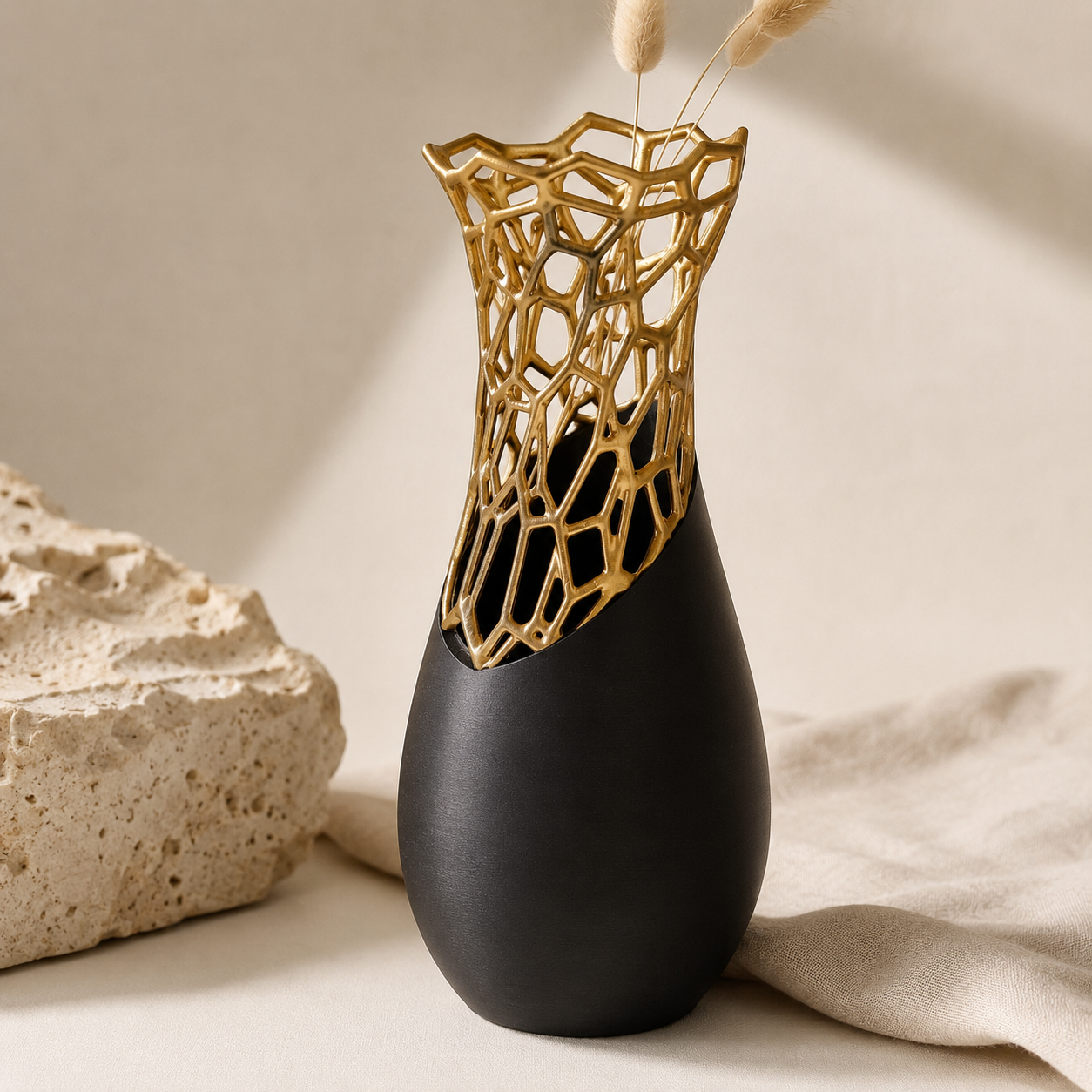 Vira – skulpturel vase med gylden krone