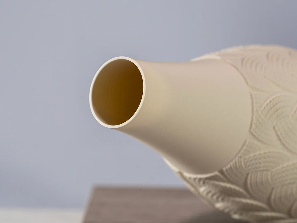 Detalje af Skala-vasens åbning i Ivory white