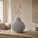 Rifla tekstureret vase i Ash Grey i lys nordisk stue