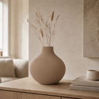 Rifla tekstureret vase i Latte Brown i lys nordisk stue