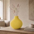 Rifla tekstureret vase i Lemon Yellow i lys nordisk stue