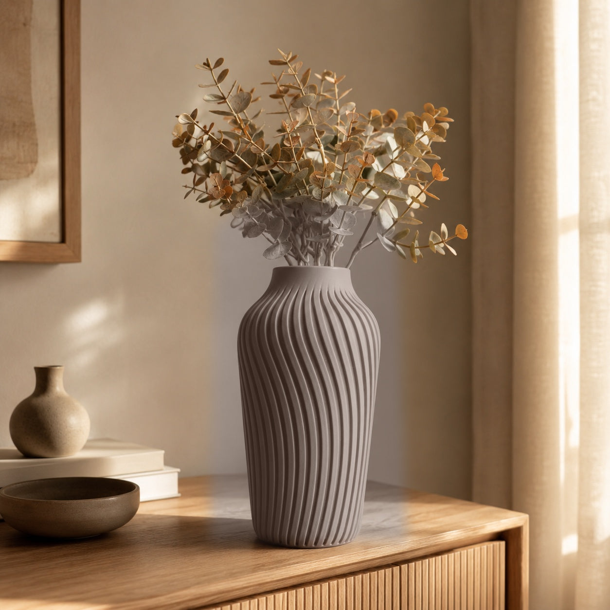 Runa rillet vase i Copper Brown Metallic paa egetraesskaenk i varmt lys