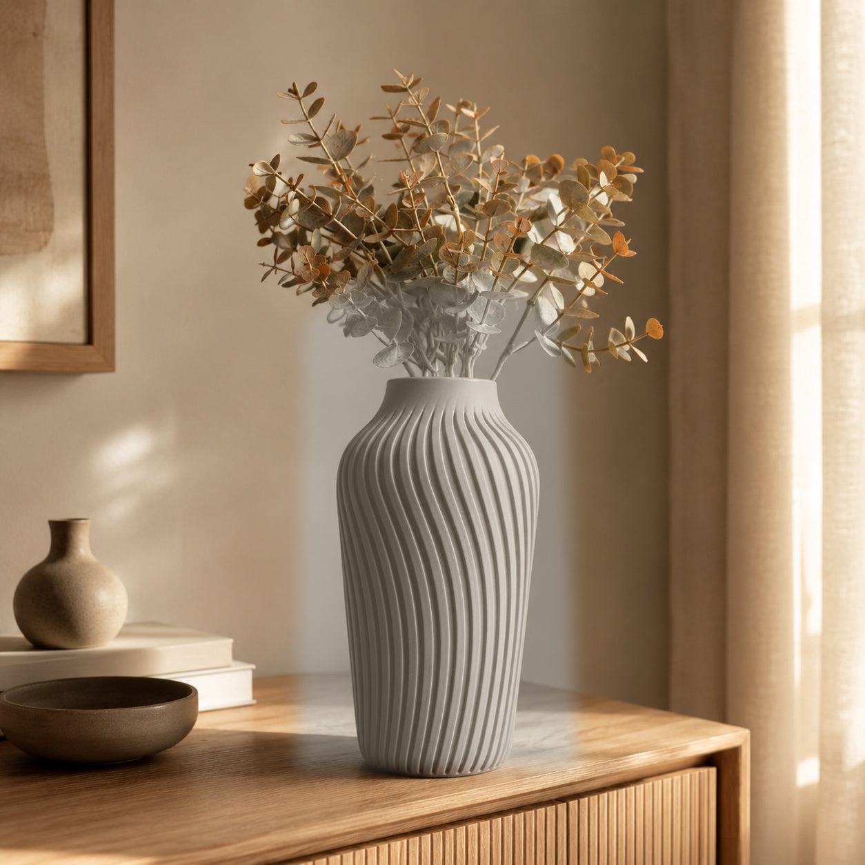 Runa rillet vase i Desert Tan paa egetraesskaenk i varmt lys