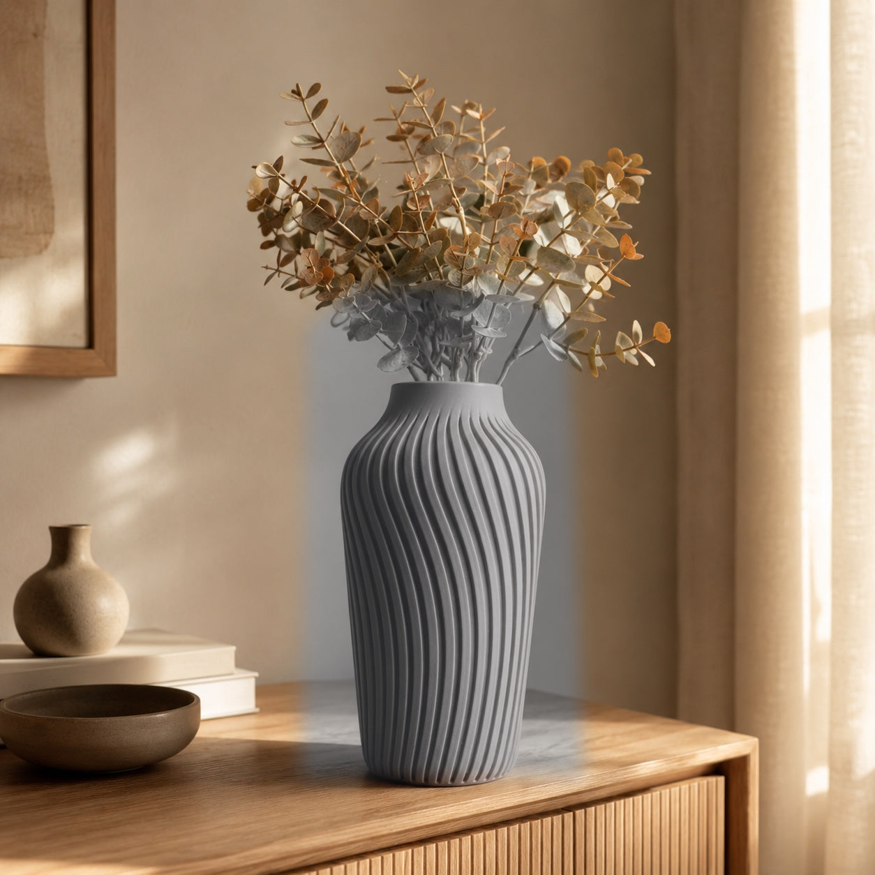 Runa rillet vase i Iron Gray Metallic paa egetraesskaenk i varmt lys