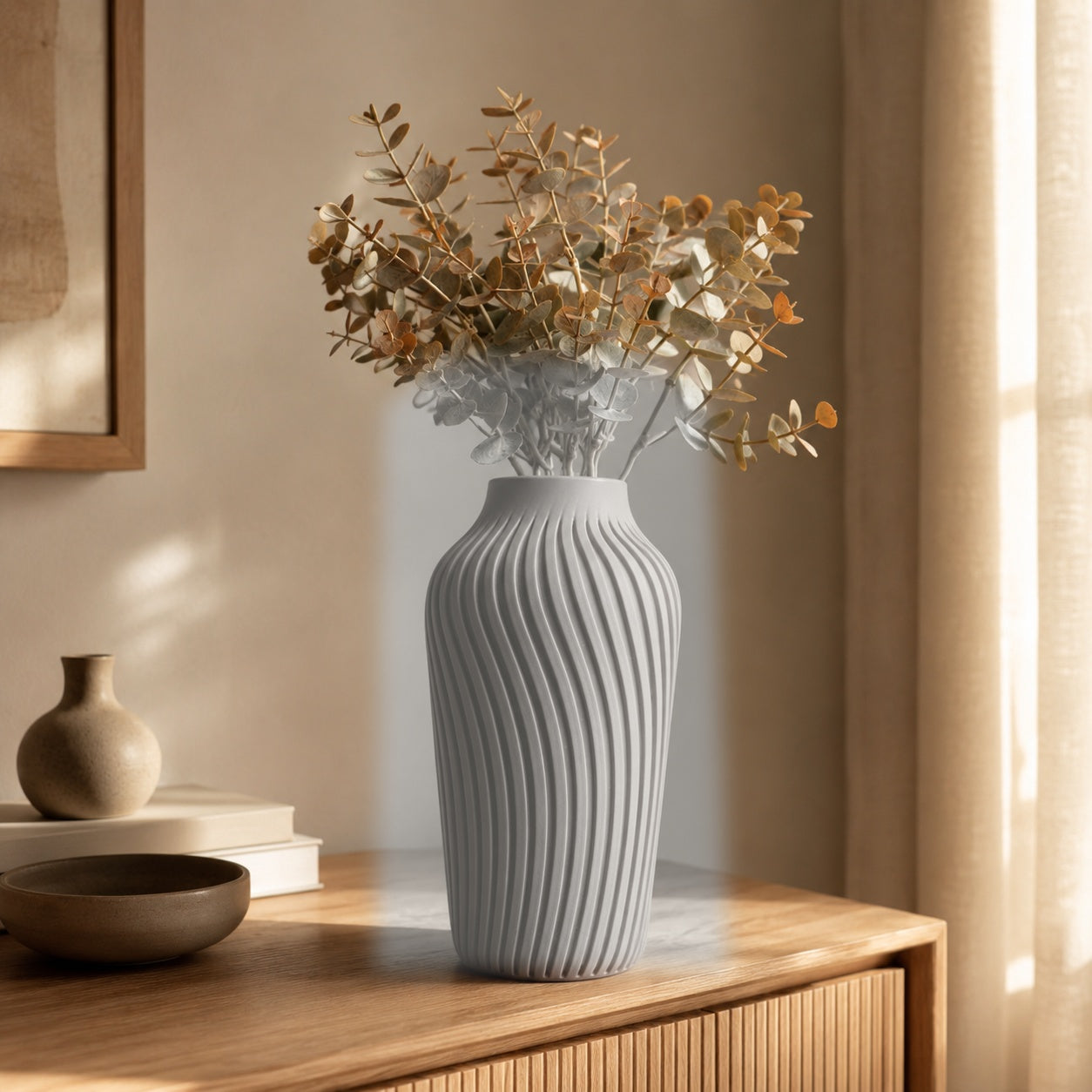 Runa rillet vase i Ivory white paa egetraesskaenk i varmt lys