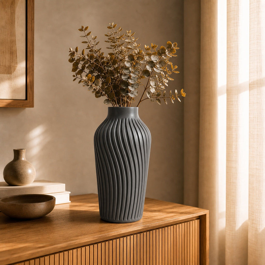 Runa rillet vase i Iron Gray Metallic