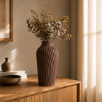 Runa rillet vase i Walnut Wood