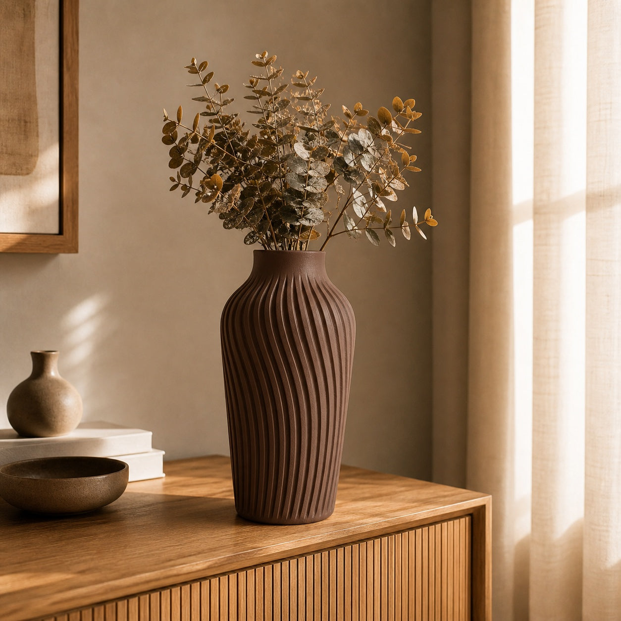 Runa rillet vase i Walnut Wood