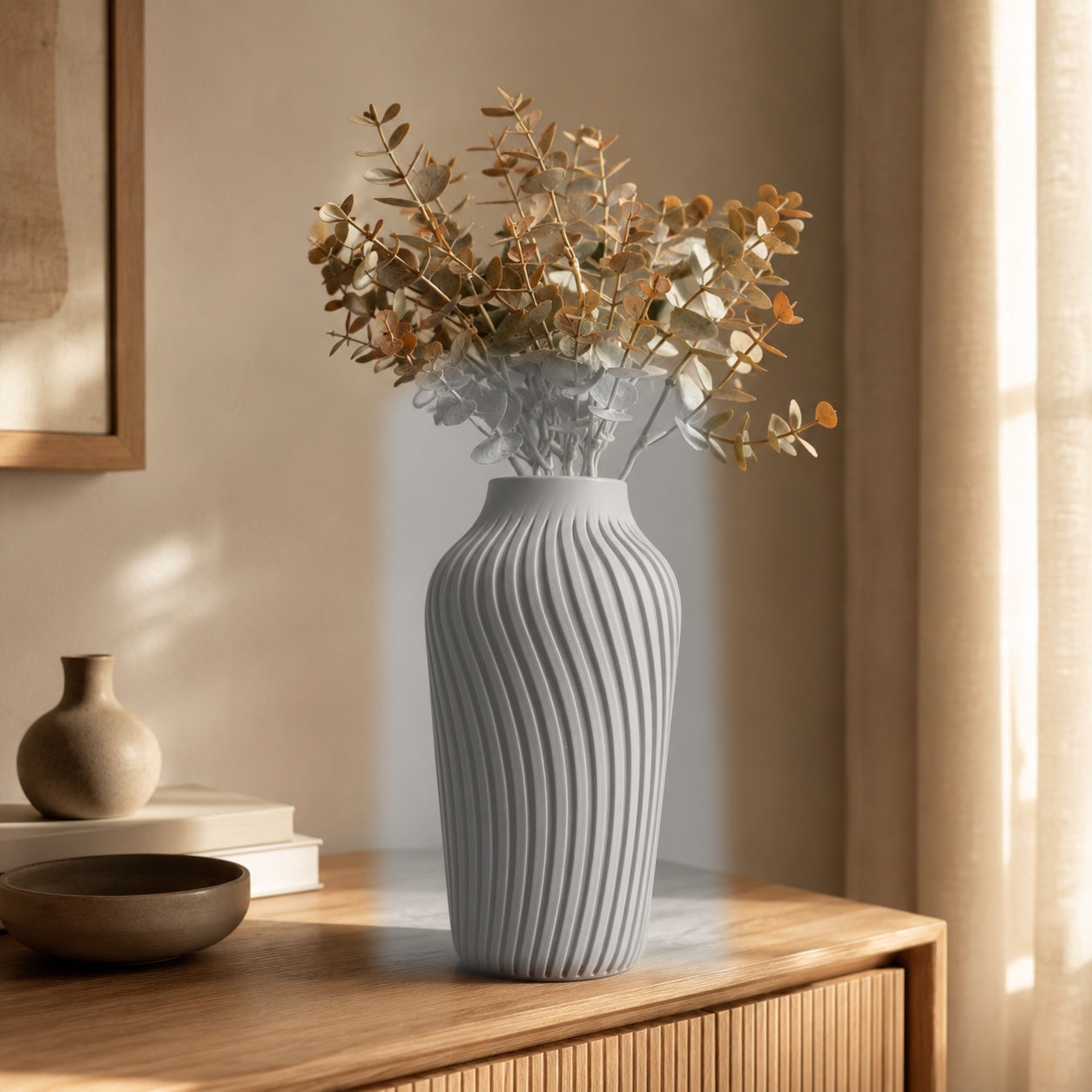 Runa rillet vase i White Marble paa egetraesskaenk i varmt lys