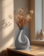Saga arc vase i Midnight Black paa lyst traebord i nordisk stue
