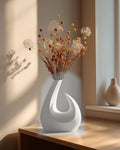 Saga arc vase i White Marble paa lyst traebord i nordisk stue