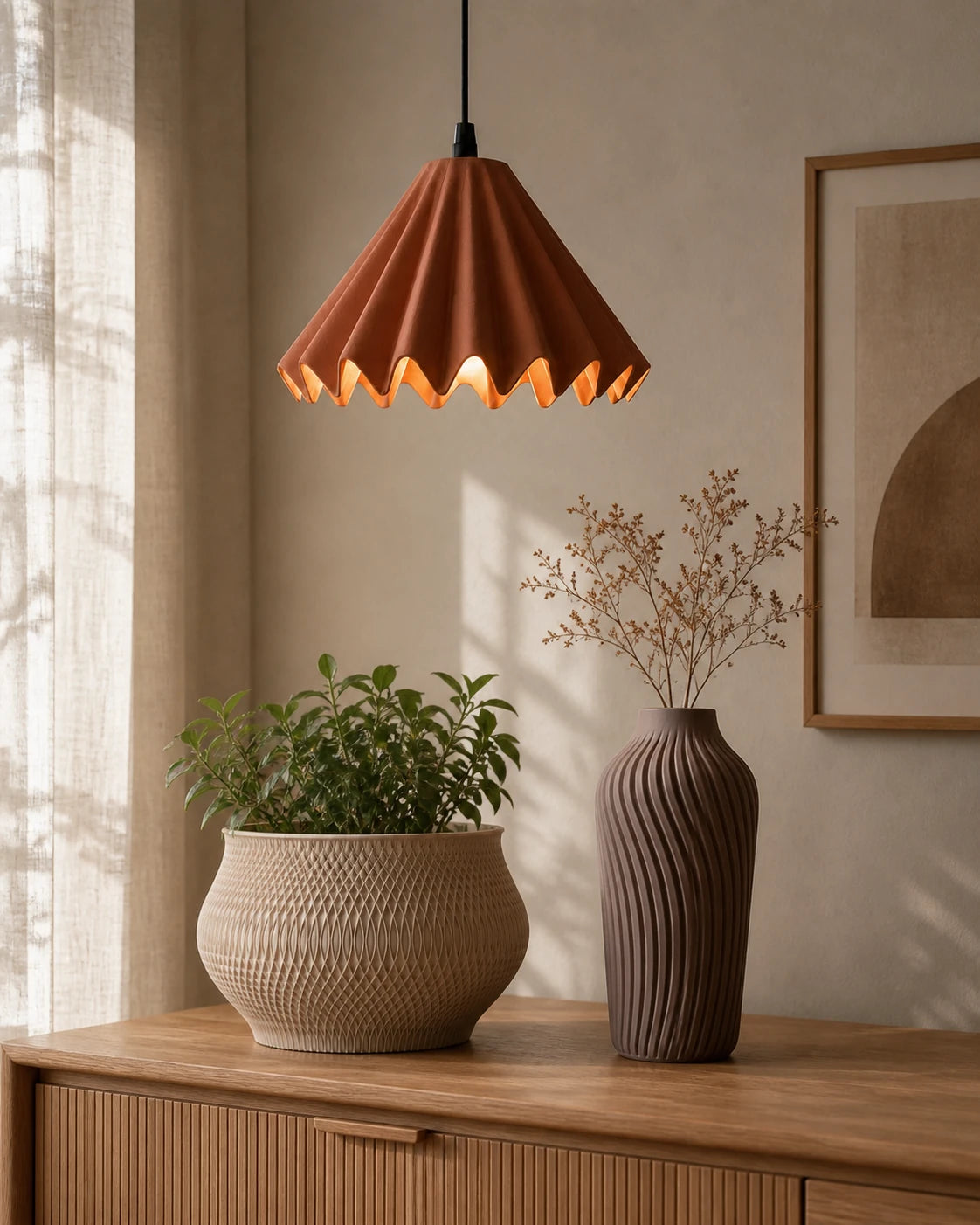 Nordform Living lampe, plantepotte og vase i et roligt interiør